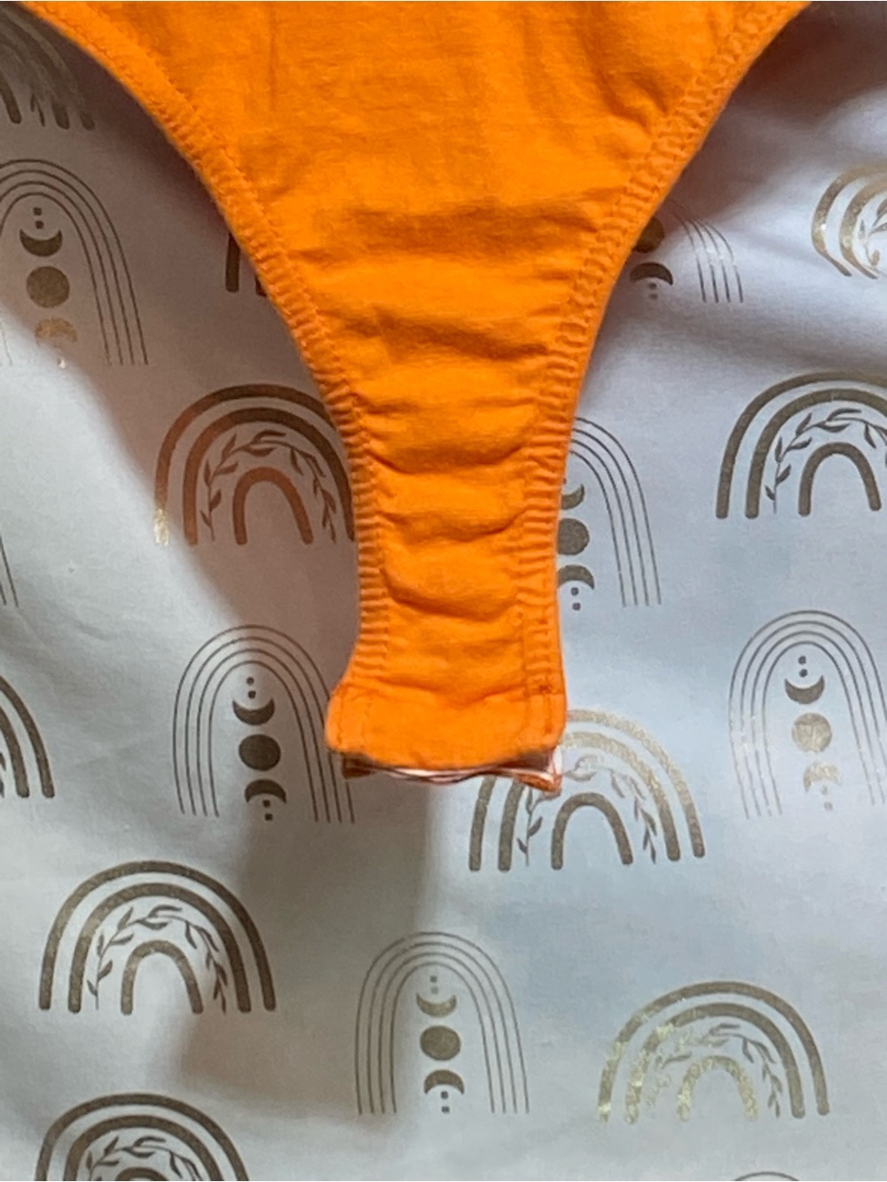 PrettyLittleThing Orange Logo Short Sleeve Bodysuit - Picture 3 of 6